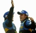 Fernando Alonso (th.) lykønskes af holdkammeraten Giancarlo Fisichella. - Foto: AP 