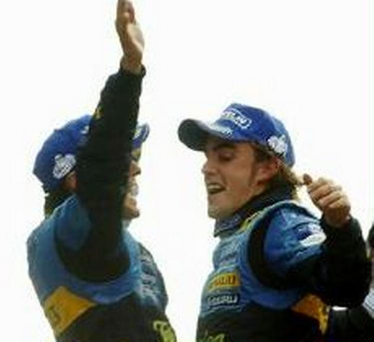 Fernando Alonso (th.) lykønskes af holdkammeraten Giancarlo Fisichella. - Foto: AP 