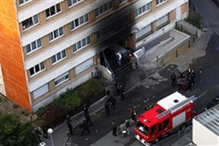 14 mennesker mistede livet ved branden i Hay-les-Roses. - Foto: AP 