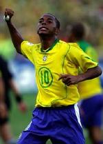 Robinho spillede i den klassiske trøje nummer 10 i Ronaldinhos fravær. Barcelona-styrmanden afsonede karantæne i kampen mod Chile, men holdkammeraterne kunne også uden ham. - Foto: AP. 