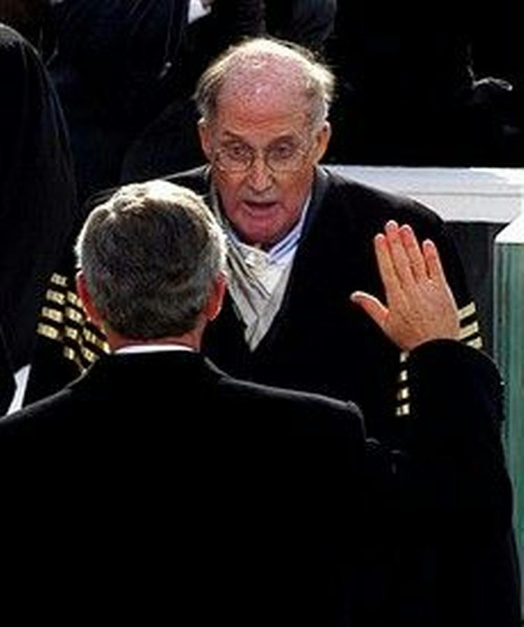Højesteretspræsident William Rehnquist insisterede trods sin sygdom på at fortsætte sit arbejde. Her forestår han genindsættelsen af præsident George W. Bush i januar.   Foto: Wally Hinds/AP 