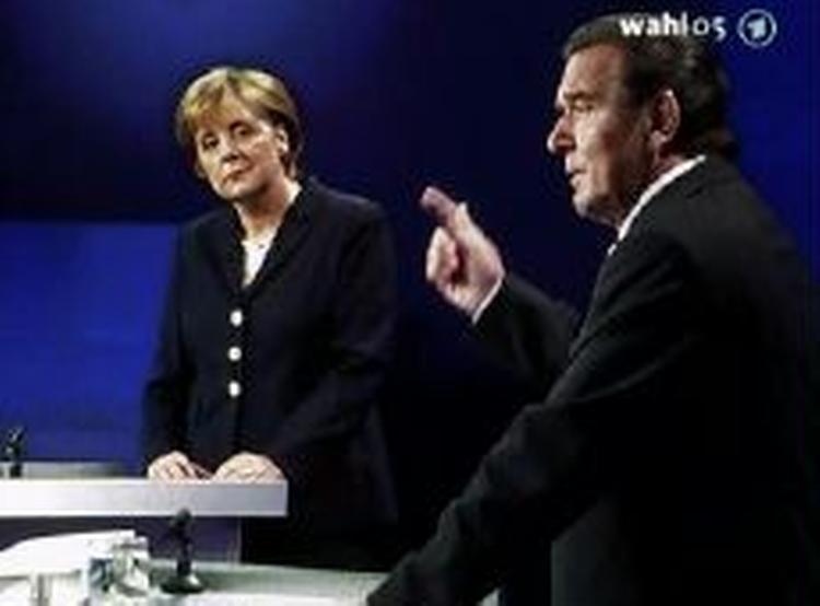 Merkel og Schröder under tv-debatten. - Foto: AP 