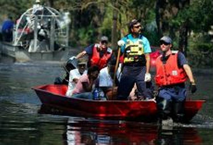 Redningsfolk har det sidste par dage finkæmmet alle oversvømmede kvarterer i New Orleans for at finde overlevende.   Foto: Steven Senne/AP 