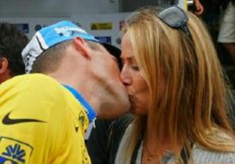 Den syv-dobbelte Tour de France vinder skal giftes med kæresten Sheryl Crow. - Foto: AP 