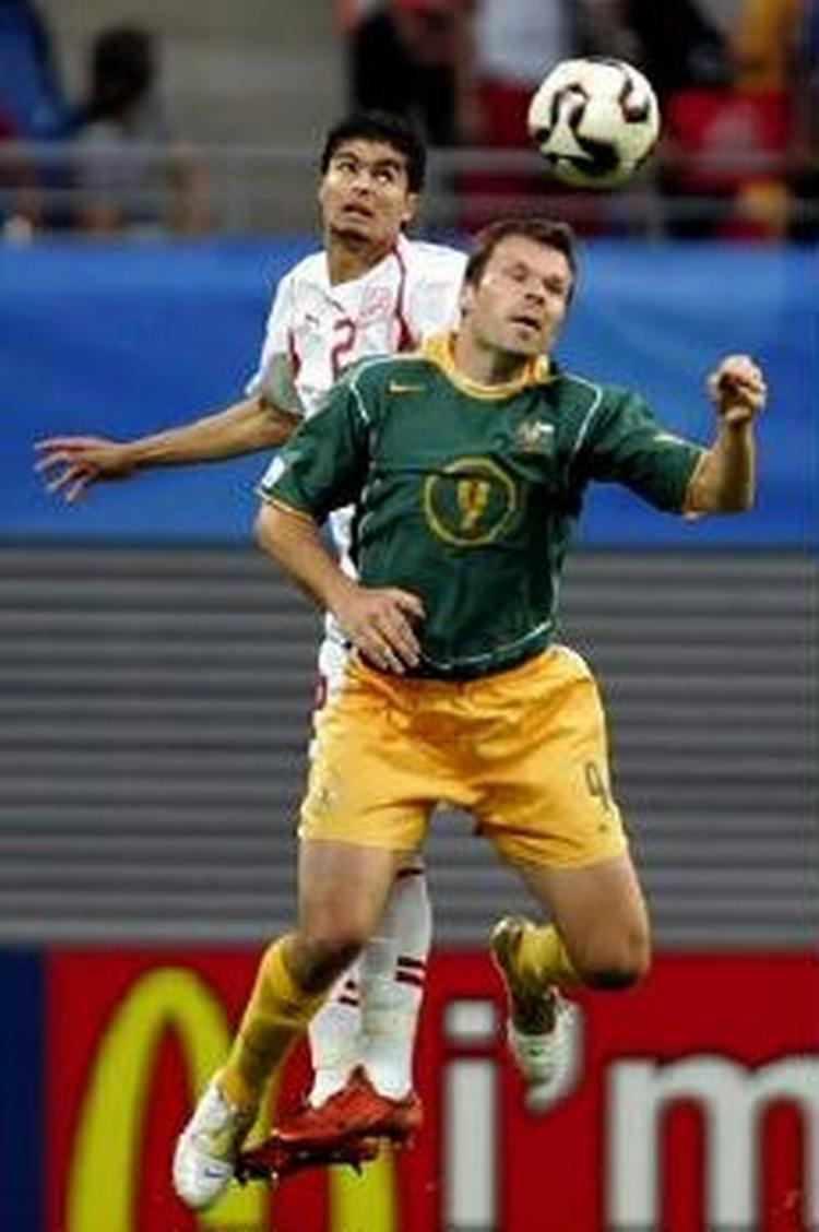 Mark Viduka (nr. 9), som til dagligt tjener sine penge i Premier League-klubben Middlesbrough, er sammen med de øvrige 'Socceroos' klar til playoffen mod nummer fem i Sydamerika. - Arkivfoto: AP. 