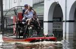 Politi og redningsarbejdere har fortsat travlt med at redde overlevende ud af New Orleans . Der er endnu ingen præcise tal på, hvor mange, der har mistet livet i orkanen. - Foto: AP 