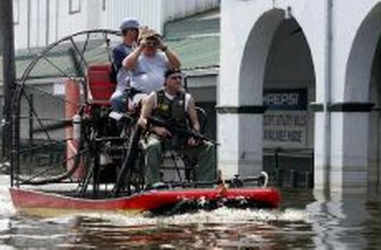 Politi og redningsarbejdere har fortsat travlt med at redde overlevende ud af New Orleans . Der er endnu ingen præcise tal på, hvor mange, der har mistet livet i orkanen. - Foto: AP 