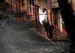 Redningsarbejdet fortsætter fra både og helikoptere i New Orleans. Nu er der håb om, at byen kan tømmes for vand, da hullet i diget er repareret. - Foto: AP 