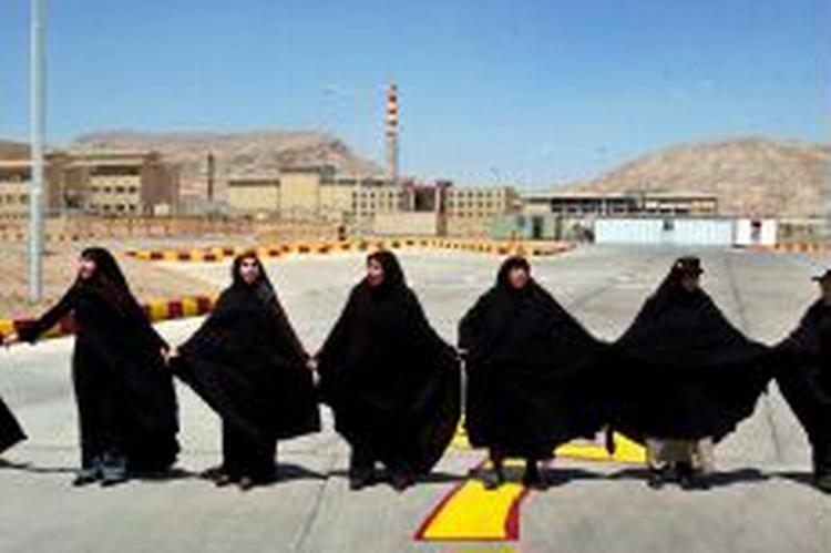 Iranske kvinder danner kæde foran uranberigelsesanlægget i Isfahan for at vise deres støtte til Irans atomprogram. - Foto: APA! 