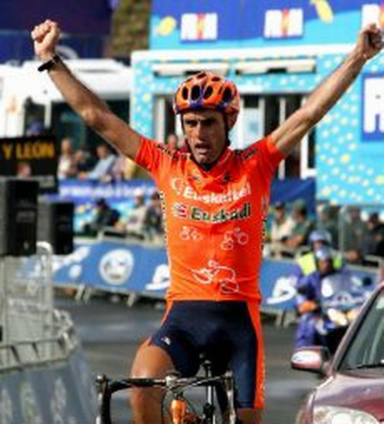 Den spanske rytter Roberto Laiseka kom først over stregen på dagens Vuelta-etape. CSC's Carlos Sastre blev en flot nummer to. - Foto: AP 
