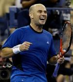 Andre Agassi kan juble efter en hård arbejdsdag i New York. - Foto: AP 