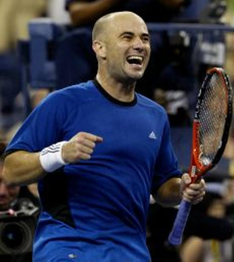Andre Agassi kan juble efter en hård arbejdsdag i New York. - Foto: AP 