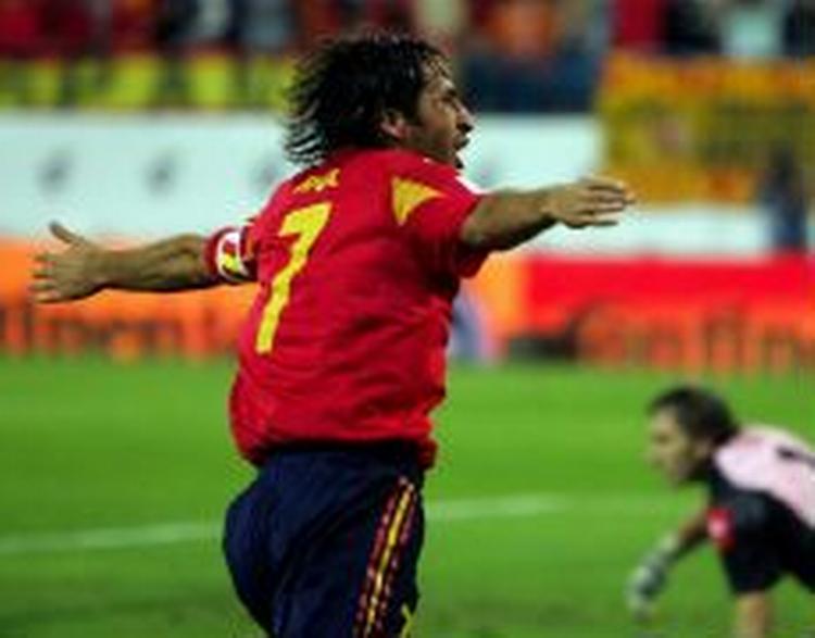 Raúl har bragt spanierne foran. Glæden varede ikke ved. - Foto: AP 