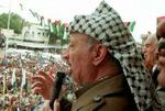 Yassir Arafat taler til folkemængden i 1995. - Arkivfoto: AP 