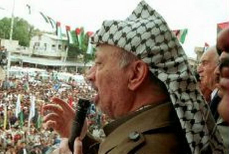 Yassir Arafat taler til folkemængden i 1995. - Arkivfoto: AP 