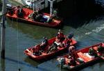 Amerikanske redningsfolk søger efter overlevende i New Orleans' gader i går. - Foto: AP 