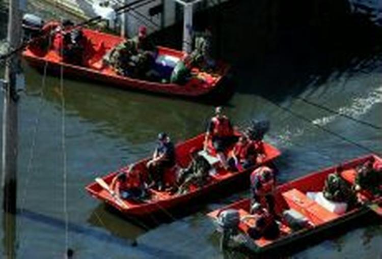 Amerikanske redningsfolk søger efter overlevende i New Orleans' gader i går. - Foto: AP 