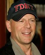 Bruce Willis har forstand på italiensk skønhed - eller også får han det senere på måneden. - Foto: AP 