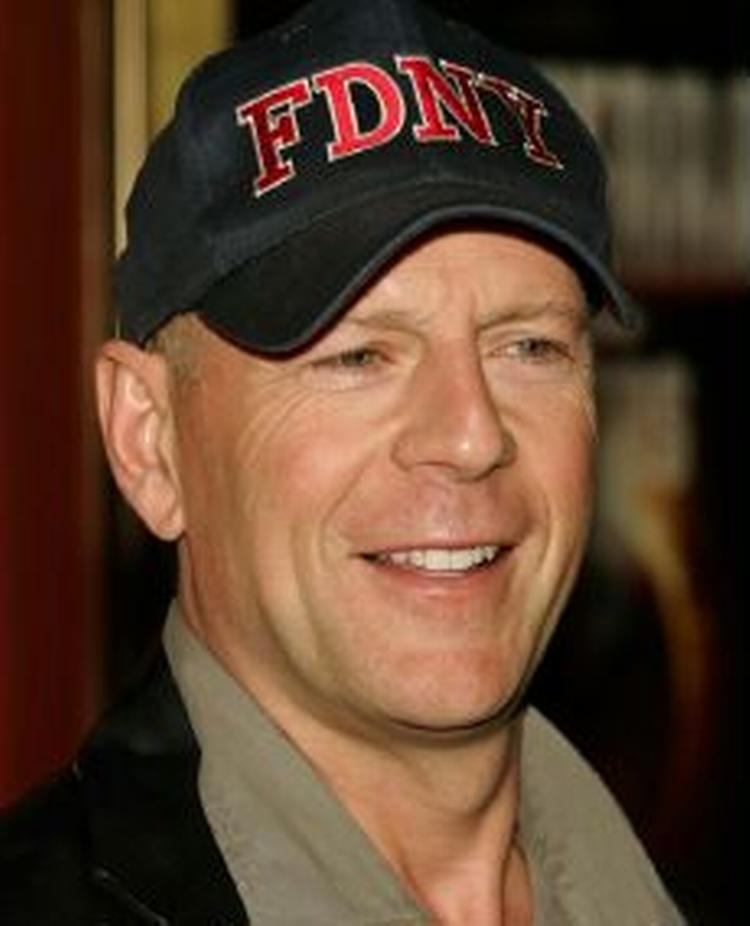 Bruce Willis har forstand på italiensk skønhed - eller også får han det senere på måneden. - Foto: AP 