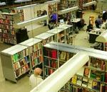 Det skal stadig være muligt for bibliotekerne at kommunikere elektronisk med lånerne, mener Kulturministeren. Her Frederiksberg bibliotek. - Foto: Klaus Holsting 