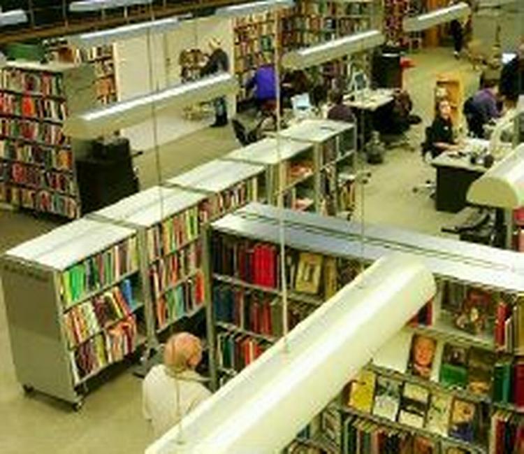 Det skal stadig være muligt for bibliotekerne at kommunikere elektronisk med lånerne, mener Kulturministeren. Her Frederiksberg bibliotek. - Foto: Klaus Holsting 