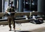 Stanken i New Orleans er så slem, at de udsendte soldater må gå med ansigtsmaske. - Foto: AP 