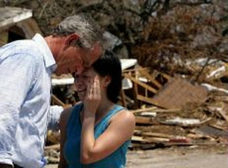 Bush besøgte få dage efter katastrofen byen Biloxi. - Foto: AP 