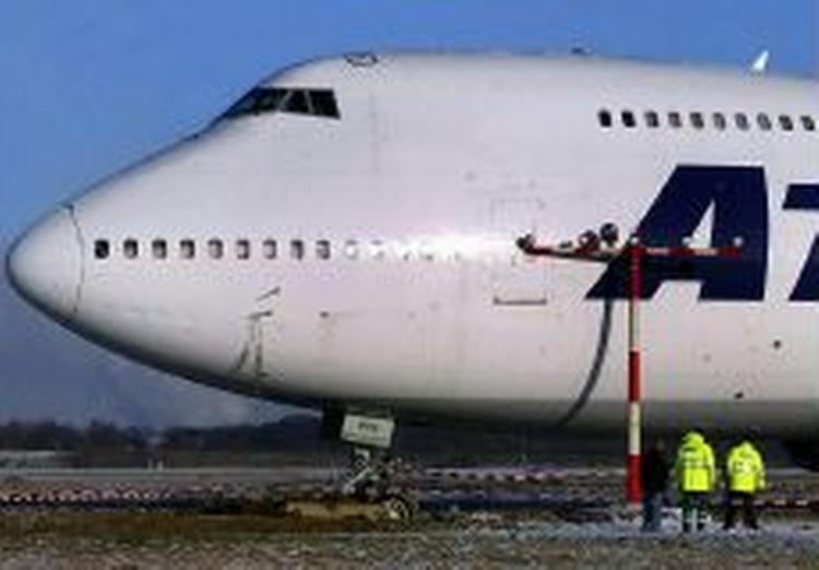 Passagererne ombord på et sri lankansk fly gik i panik, da frygt for en bombe ombord brød ud - Foto: AP 