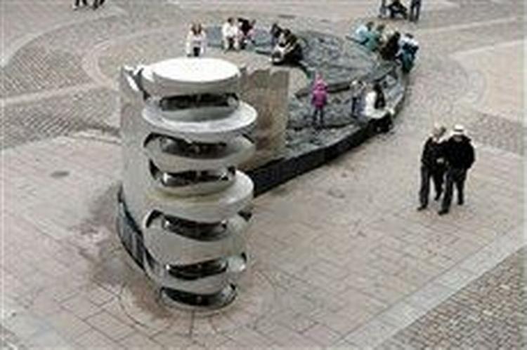 Hvis borgerne og deres politikere i Århus får deres vilje, bliver Elisabeth Toubros skulptur fjernet fra Store Torv i Århus.   Foto: Rasmus Baaner 