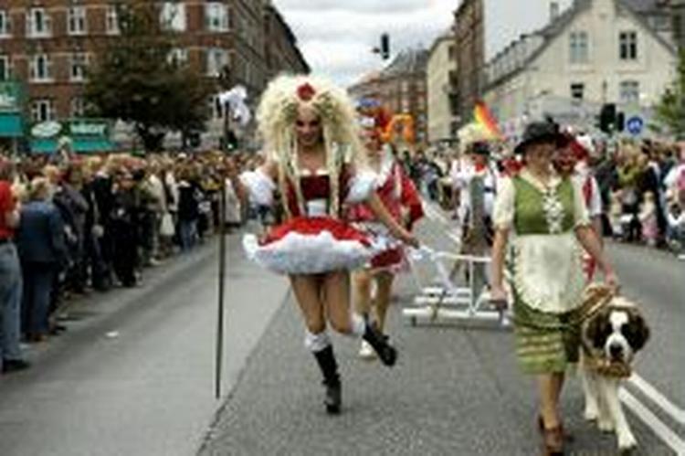 Forfatterne til  Ondt i røven  er ude efter de homoseksuelles årlige festparade Copenhagen Pride. Det er en lalleglad kommercialisering og leflen for heterokulturen, mener de.   Foto: Thomas Borberg 