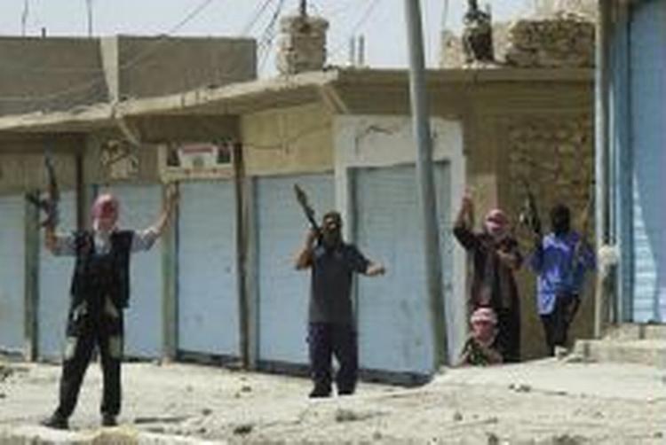 Oprørere i Tal Afar viser sejrstegnet under tidligere kampe i den nodlige irakiske by. Lige nu er byen under angreb af amerikanske og irakiske styrker. - Foto: AP 