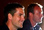 Michael Owen skal vække den sovende kæmpe Newcastle. Forventningerne er høje til samarbejdet i front med Alan Shearer (th). - Foto: AP 