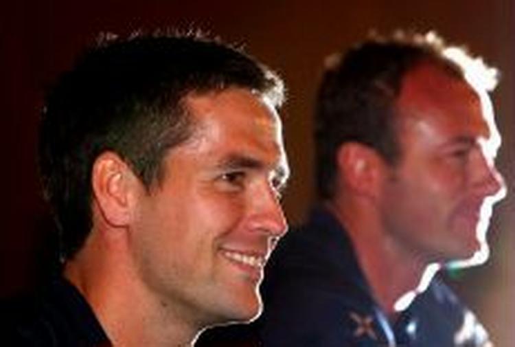 Michael Owen skal vække den sovende kæmpe Newcastle. Forventningerne er høje til samarbejdet i front med Alan Shearer (th). - Foto: AP 