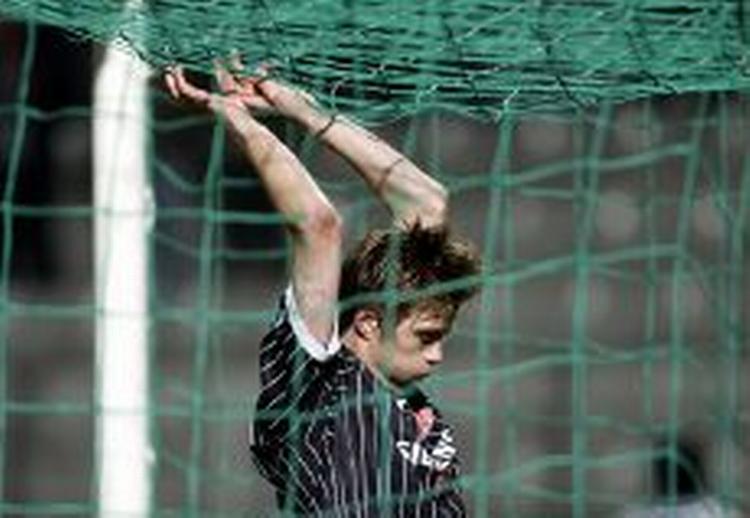 Trond Andersen reagerer med ærgelse, da AaB sidste år tabte til franske Auxerre. Nu regner nordmanden med flere sejre efter skiftet til Brøndby. - Foto: AP 