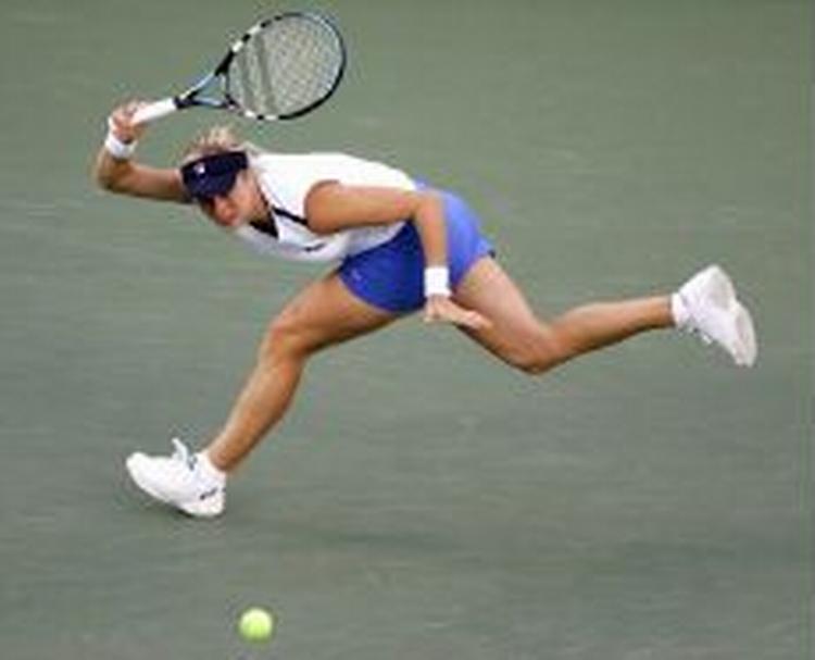 Belgiske Kim Clijsters vandt i semifinalen i US Open over topseedede Maria Sharapova fra Rusland. - Foto: AP 