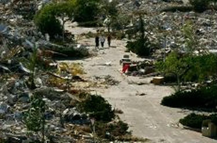 Det ligner en slagmark, men det er resterne af bosættelsen Neve Dekalim i Gaza efter bulldozernes arbejde. Nu skal der tages stilling til, om soldaterne må smadre synagogerne i Gaza. - Foto: AP 