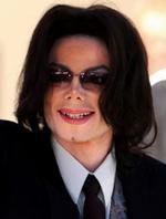 Michael Jackson ses her, da han i marts mødte frem i retten i Santa Barbara i Californien anklaget for børnemishandling. - Foto: AP 