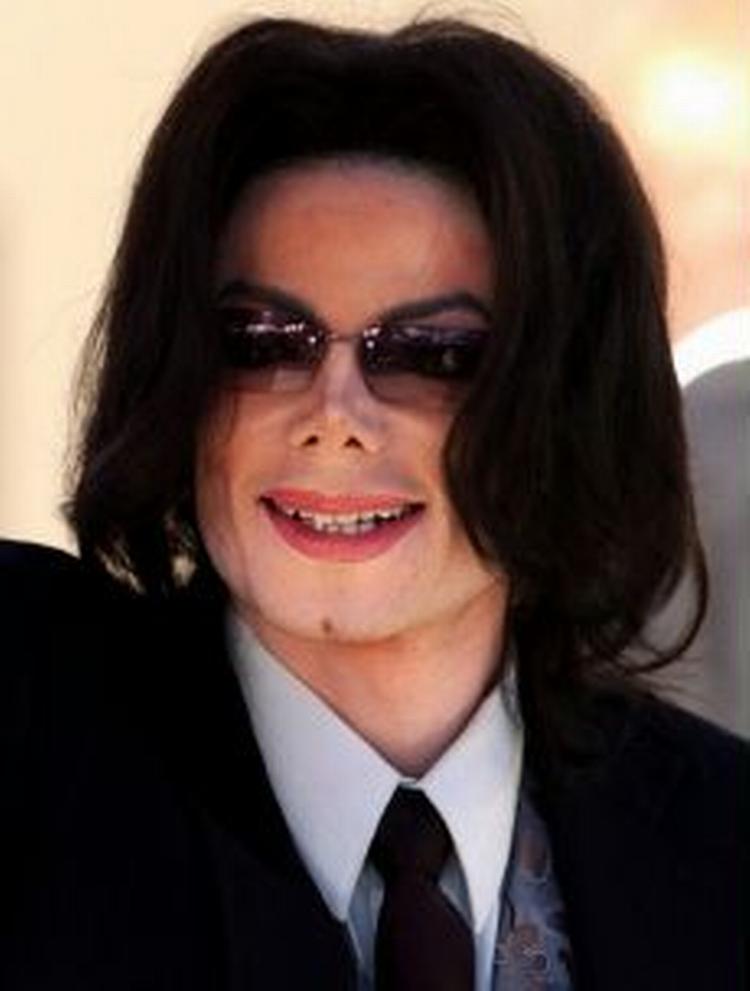 Michael Jackson ses her, da han i marts mødte frem i retten i Santa Barbara i Californien anklaget for børnemishandling. - Foto: AP 