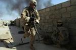 En amerikansk soldat søger dækning i Tal Afar i sidste uge. Nu er en storoffensiv sat ind mod den oprørskontrollerede by i det nordlige Irak. - Foto: AP 