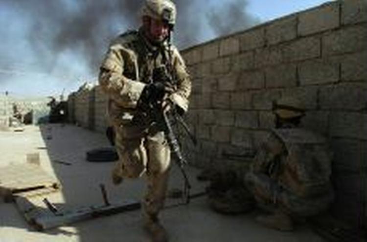 En amerikansk soldat søger dækning i Tal Afar i sidste uge. Nu er en storoffensiv sat ind mod den oprørskontrollerede by i det nordlige Irak. - Foto: AP 