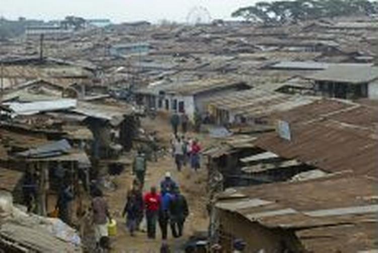 Ulandsbistand handler om at hjælpe de fattige i slumområder som dette i Nairobi, Kenya. Men der er også ide i at bygge hoteller, når de kan skaffe arbejde til fattige og løfte turismen, siger en af bistandens nestorer, Knud Vilby. - Foto: AP 