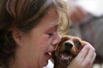 Lady blev i dag genforenet med sin ejer Valerie Bennett i Atlanta. Redningsfolk er i gang med at indsamle kæledyr fra den mennesketomme by New Orleans. - Foto: AP 
