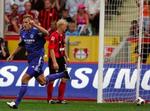 Søren Larsen gjorde det igen... Kom ind fra bænken og scorede et vigtigt mål. Her jubler han efter sit udlignende mål for Schalke 04 mod Leverkusen. - Foto: AP 