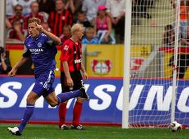 Søren Larsen gjorde det igen... Kom ind fra bænken og scorede et vigtigt mål. Her jubler han efter sit udlignende mål for Schalke 04 mod Leverkusen. - Foto: AP 