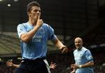 Manchester Citys Joey Barton jubler over sit udlignende mål mod rivalerne fra Manchester United. - Foto: AP 