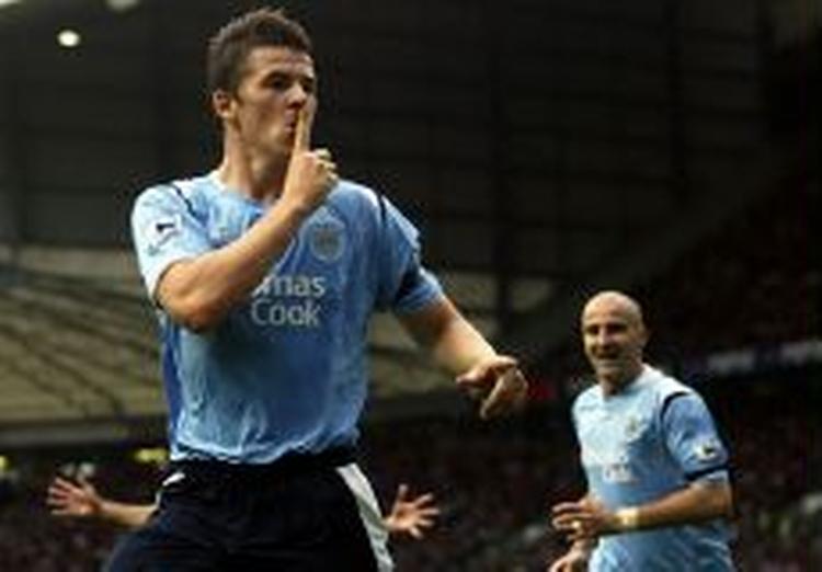 Manchester Citys Joey Barton jubler over sit udlignende mål mod rivalerne fra Manchester United. - Foto: AP 
