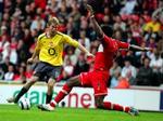 Arsenals Aleksandr Hleb får bolden forbi Middlesbroughs Ugo Ehiogu, men Arsenal tabte kampen og er allerede nu langt efter Chelsea. - Foto: AP 