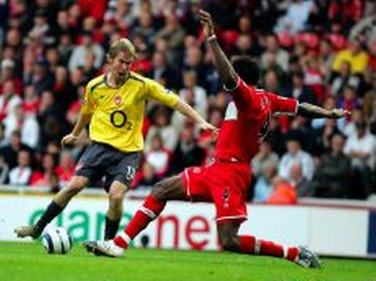 Arsenals Aleksandr Hleb får bolden forbi Middlesbroughs Ugo Ehiogu, men Arsenal tabte kampen og er allerede nu langt efter Chelsea. - Foto: AP 