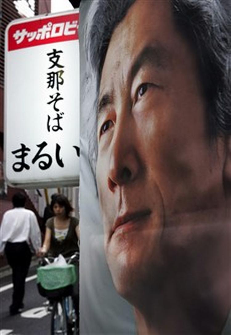 Japans regeringschef Junichiro Koizumi ser i dag ud til at kunne fejre en stor sejr ved valget i landet. Især kvinder i Japan er vilde med politikeren. - Foto: AP 