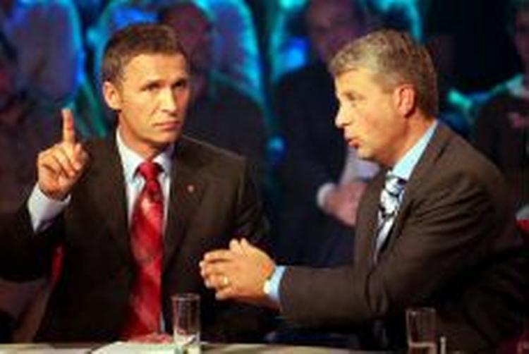 En debat mellem to blokke. Jens Stoltenberg (tv) er leder af Arbejderpartiet i Norge og står næsten lige med regeringen i meningsmålinger før valget i Norge. Dagfinn Høybråten er leder af Kristeligt Folkeparti, som er med i regeringen. - Foto: AP 